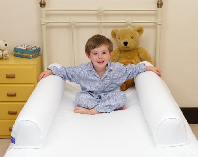 Dziecko na łóżku z Dream TubesSystem Dream Tubes jest łatwy w obsłudze. „Wystarczy założyć odpowiedniej wielkości prześcieradło na materac, nadmuchać tuby zabezpieczające a następnie umieścić je w specjalnie do tego wyznaczonych kieszeniach.