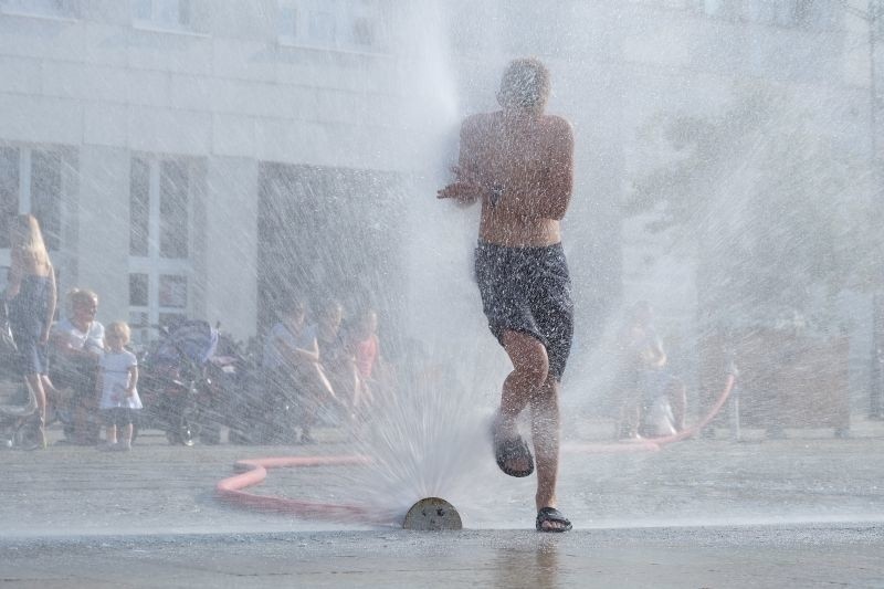 Rynek Kościuszki. Prognoza pogody. Drugi stopień zagrożenia upałami. Białostoczan ratują kurtyny wodne (zdjęcia, wideo) 