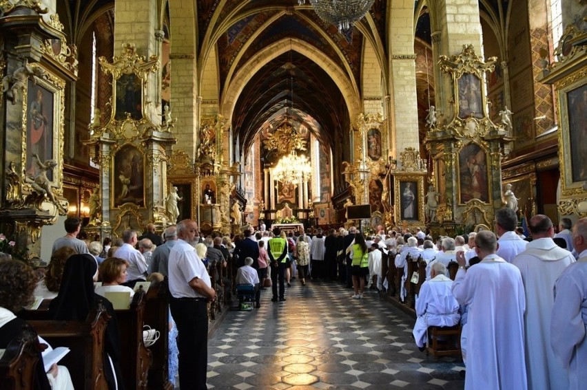Parafianie z Tarnobrzega na uroczystej mszy świętej w sandomierskiej katedrze