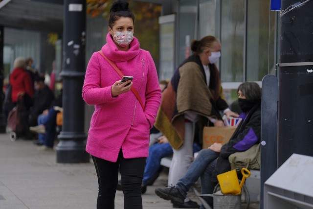 Czwartek 25 marca to najgorszy dzień od początku epidemii w Lubuskiem. Po wykonaniu w środę 3012 testów w czwartek poinformowano aż o 936 zakażeniach w regionie. To najwyższa liczba potwierdzonych przypadków od 4 marca 2020 r.! Tak duża dzienna liczba zakażeń sprawiła, że wzrosły też wskaźniki zakażeń w niemal wszystkich powiatach (jedynym, w którym wskaźnik zmalał, jest pow. nowosolski). Co więcej, w czwartek 25 marca kolejne dwa powiaty - sulęciński i wschowski - przekroczyły granicę 70 nowych zakażeń na 100 tys. mieszkańców (to średnia dla ostatnich siedmiu dni).Wskaźnik wzrósł też w całym regionie. Według naszych redakcyjnych wyliczeń wynosi on 68 os. na 100 tys. osób.Powiatem, w którym jest najgorsza sytuacja z koronawirusem, pozostaje pow. międzyrzecki. Tu wskaźnik zakażeń wynosi już 92,4. W żadnym innym powiecie nie był on do tej pory wyższy.Jak wygląda aktualnie sytuacja w poszczególnych powiatach, dowiecie się z kolejnych podstron.Czytaj również:Nowe obostrzenia od 27 marca