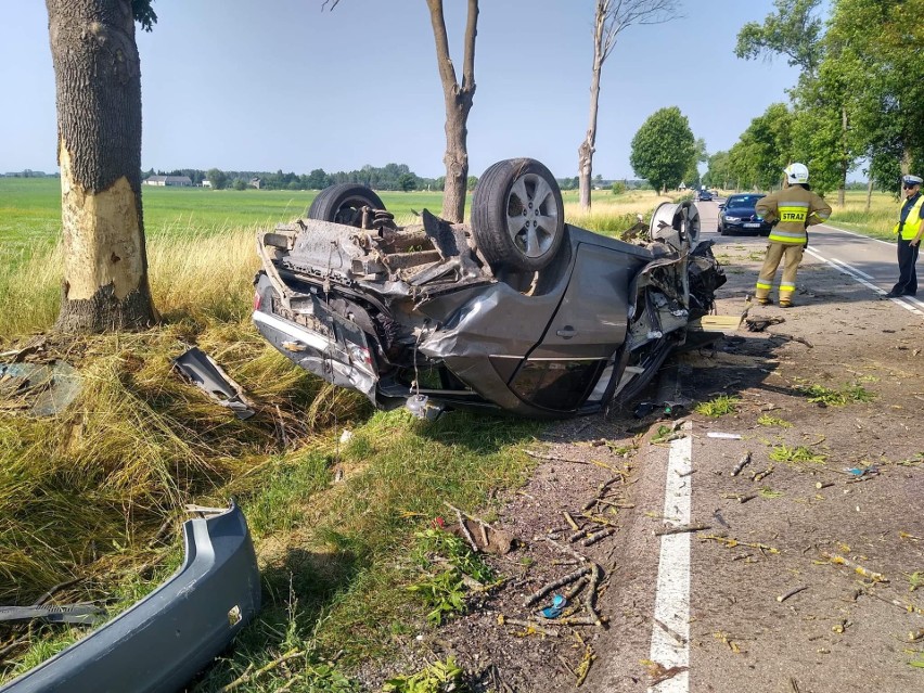 Kadłubówka. 20-latek stracił kontrolę nad chevroletem. Dachował,  a później uderzył w drzewo