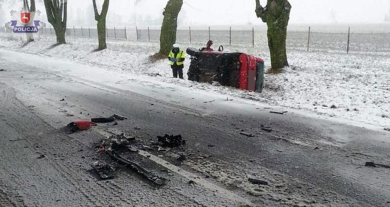 Wypadek pod Łukowem: Opel wpadł w poślizg na śniegu i zderzył się z fiatem