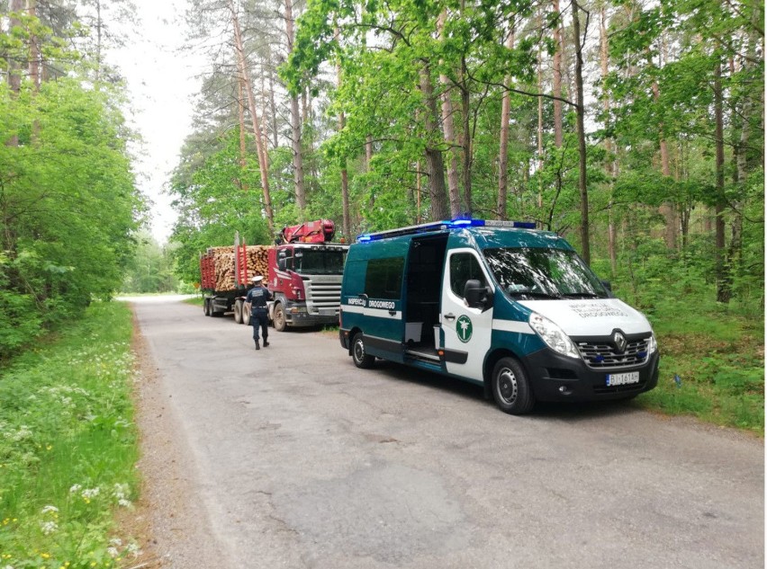 Przestraszył się Inspekcji Transportu Drogowego i uciekł do bocznej drogi. Kierowca wrócił do pojazdu, twierdząc, że źle się poczuł(zdjęcia)