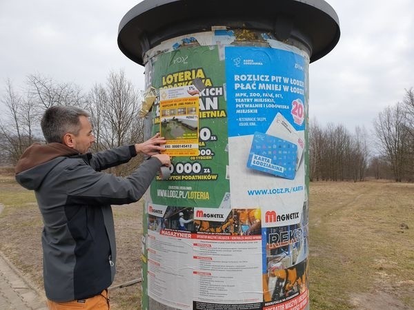 Jagielski osobiście zaklejał łódzkie reklamy plakatami...