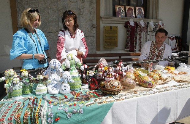 Twórcy ukraińscy. Po prawej stronie Michaił Klimczak, tworzący tradycyjen wzory na jajkach, w tym na strusich.