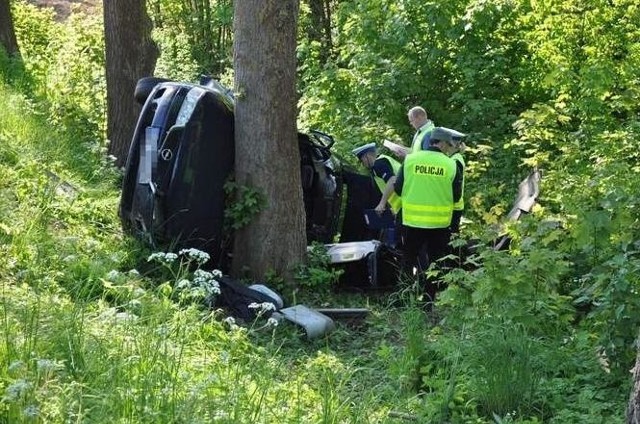 Opel stoczył się ze skarpy i dachem uderzył w drzewo. Kierowca zginął.