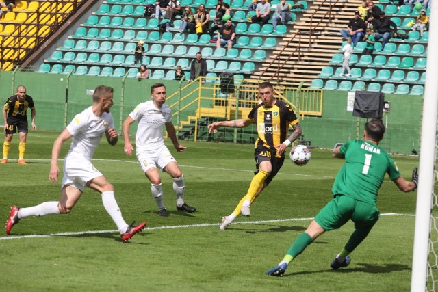 GKS Katowice - Puszcza Niepołomice. 10 minuta meczu, w tej sytuacji Kewin Komar uratował Puszczę od straty gola