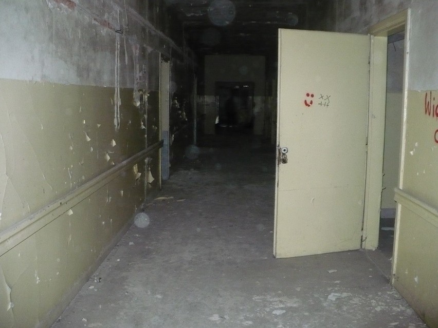 Odgłosy kroków, spadająca kamera. Łowcy duchów spędzili noc w starym szpitalu w Starachowicach. Byli przerażeni. Zobacz zdjęcia i film