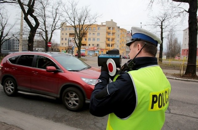 Policjanci sprawdzali czy kierowcy łamią przepisy na al. Piastów w Szczecinie.