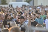 KęKę na Free(RA)dom Festiwal. Raper porwał publiczność na placu Jagiellońskim. Pod sceną był tłum! Zobacz, jak się bawili - film