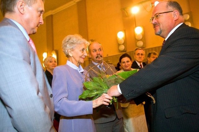 Prezes Stanisław Plewako wręcza kwiaty Jadwidze Gaca, żonie jednego z patronów szpitala