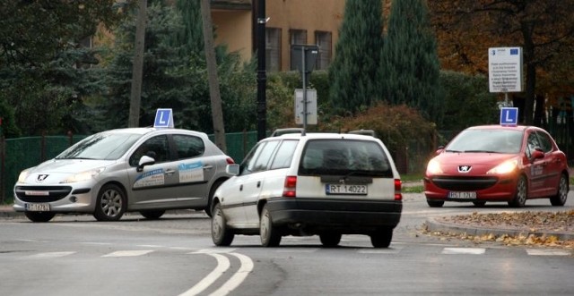 Instruktorzy przekonują, że aby kursant nauczył się jeździć, musi się uczyć także w czasie natężonego ruchu.