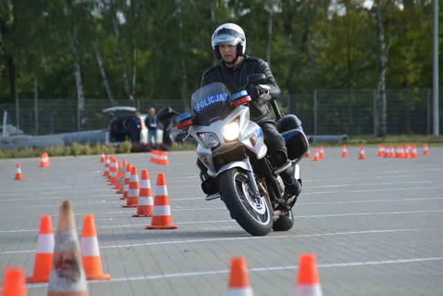 XXIX konkurs Policjant ruchu drogowego - finał. Jazda sprawnościowa motocyklem służbowym