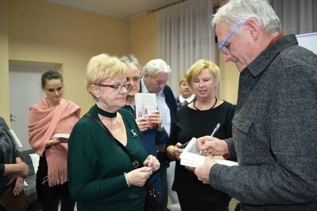 Krzesimir Dębski pochwalił Sępólno w świetnej telewizyjnej audycji Marcina Mellera. Dostał tam monografię i był pod wrażeniem.