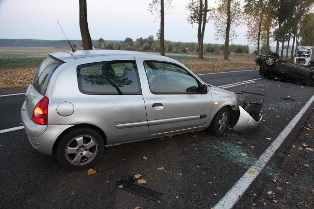 W środę (17 października) na drodze krajowej za miejscowością Gęstowice (powiat krośnieński), kierująca renault clio uderzyła w pojazd, którego kierowca po wykonaniu manewru wyprzedzania nie zapanował nad autem i dachował. W wyniku zderzenia trzy osoby trafiły do szpitala. Zobacz też: PRAWO JAZDY 2019. KONIEC OBOWIĄZKU WOŻENIA ZE SOBĄ PRAWA JAZDY. KIEDY TO NASTĄPI?Do zdarzenia doszło w środę (17 października) po godzinie 4.00, na drodze krajowej pomiędzy miejscowościami Gęstowice a Drzeniów (powiat krośnieński). - Kierująca renault laguną wyprzedzając renault clio straciła panowanie nad kierownicą, zjechała na prawe pobocze, gdzie uderzyła w skarpę, a następnie dachowała na jezdni. Wówczas kierująca clio uderzyła w leżący pojazd - poinformowała asp. szt. J. Kulka, z Komendy Powiatowej Policji w Krośnie Odrz.Zobacz też: CENA UBEZPIECZENIA OC W 2019 ROKU BĘDZIE JESZCZE WYŻSZA. ILE BĘDZIEMY MUSIELI ZAPŁACIĆ ZA POLISĘ?W wyniku zderzenia kierująca laguną i dwoje pasażerów, których wiozła zostali zabrani do szpitala w Słubicach i Krośnie Odrzańskim. Na szczęście nikt nie odniósł poważniejszych obrażeń. Policjanci zatrzymali kierującej renault laguną prawo jazdy, natomiast jej auto trafiło na policyjny parking. Wszystkie okoliczności zdarzenia będą wyjaśnione w toku czynności wyjaśniających prowadzonych przez policjantów z Krosna Odrzańskiego.Zobacz też: SAMOCHÓD „WIDMO” POTRĄCIŁ KOBIETĘ[WIDEO Z MONITORINGU]