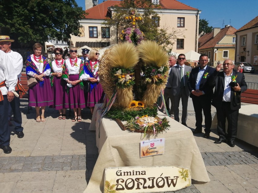 Wieniec dożynkowy wykonany przez panie z Koła Gospodyń...