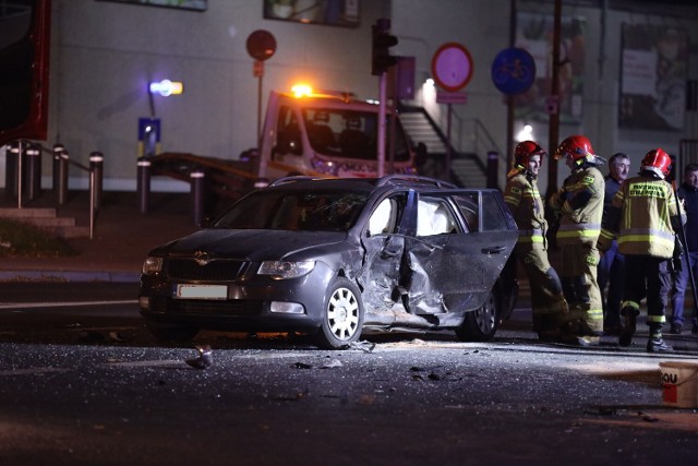 Groźny wypadek w Piotrkowie. Są ranni.