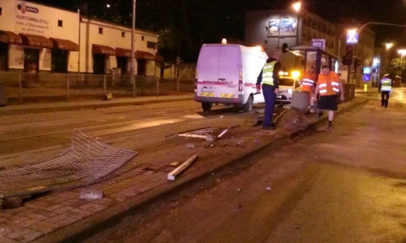 Wypadek w Łodzi. Bus skosił 11 słupków  i 10 barierek