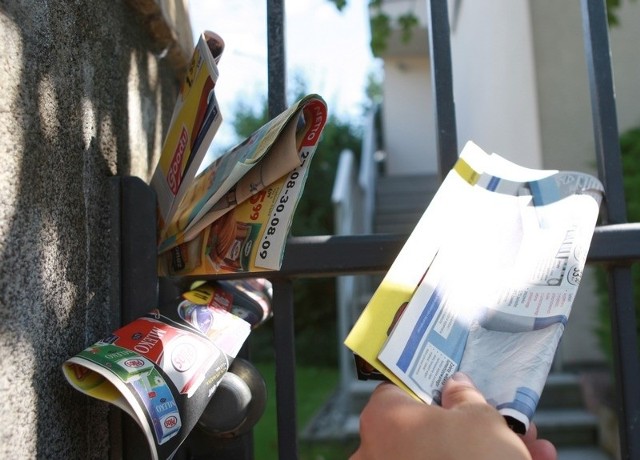 Na wielu słupskich posesjach zalegają niechciane ulotki i gazetki reklamowe. 