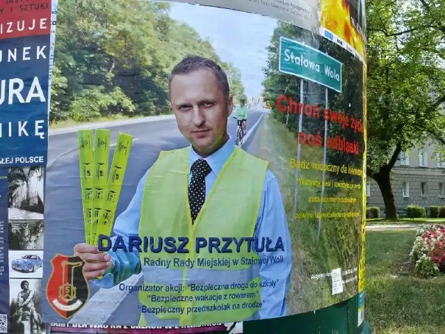 Dariusz Przytuła na plakacie promującym elementy odblaskowe dla pieszych.