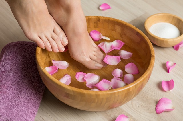 Przed złuszczaniem naskórka pięt należy rozmiękczyć skórę stóp np. za pomocą kąpieli z pielęgnacyjną mieszanka soli.