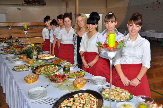 Uczniowie kształcący się w zawodzie technik żywienia i usług gastronomicznych podczas zajęć praktycznych.