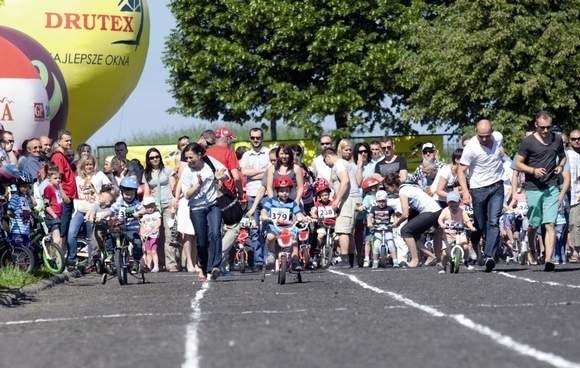 Dziecięce Wyścigi Kolarskie "Głosu". Tłumy dzieci chcą się ścigać na rowerach.