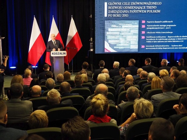 Konferencję zorganizował poseł ziemi koszalińskiej Paweł Szefernaker. Długo wyliczał inwestycje, jakie zostały już zrealizowane w regionie i które lada chwila będą zakończone – na czele z trasami S6 i S11. Przypomniał, że rozwój regionu to także silna uczelnia wyższa, silne zaplecze dla biznesu, dobre drogi.