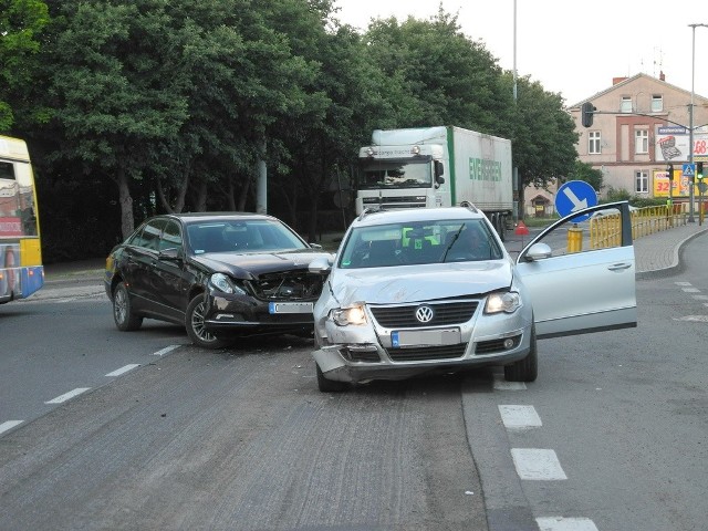 W zderzeniu uczestniczył mercedes klasy E oraz volkswagen passat.