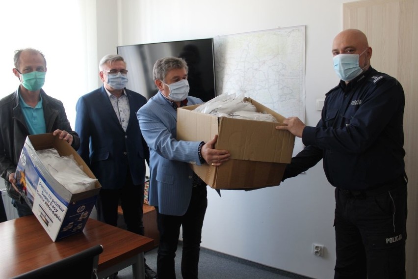 Inowrocławscy radni przekazali policji 1000 sztuk maseczek...