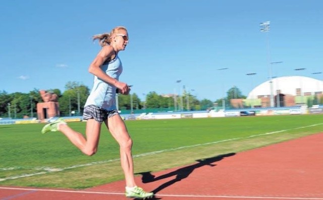 30-letnia Dominika Nowakowska niezwykle intensywnie szykowała się do mistrzostw Polski w biegu na  5000 m. Owocem tych przygotowań był srebrny medal w Krakowie .