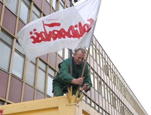 Związkowcy nie mogli wczoraj na znak protestu zawiesić flagi Solidarności osobiście, bo do tego trzeba mieć prawo hasania po dachu. Wyręczył ich więc konserwator Stefan Ficner.