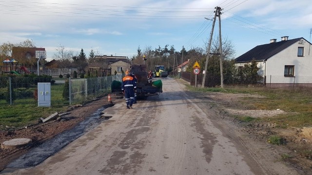 W zachodniej części Suchej zakończyła się budowa sieci kanalizacyjnej. Naprawiane są rozkopane wcześniej ulice, trwają też prace porządkowe.