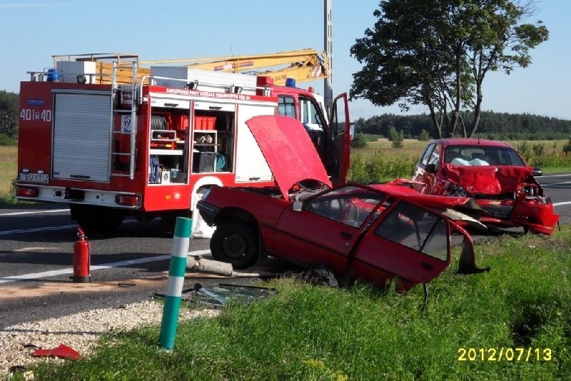 Groźne zderzenie dwóch samochodów w Młynach. Peugeot rozpadł się na dwie części 