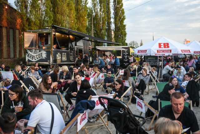 O piątku poznaniacy znów mogą odwiedzać Nocny Targ Towarzyski przy ul. Kolejowej 23. Wśród jego atrakcji są food trucki oraz koncerty. Impreza potrwa do końca majówki.Zobacz kolejne zdjęcie ---->