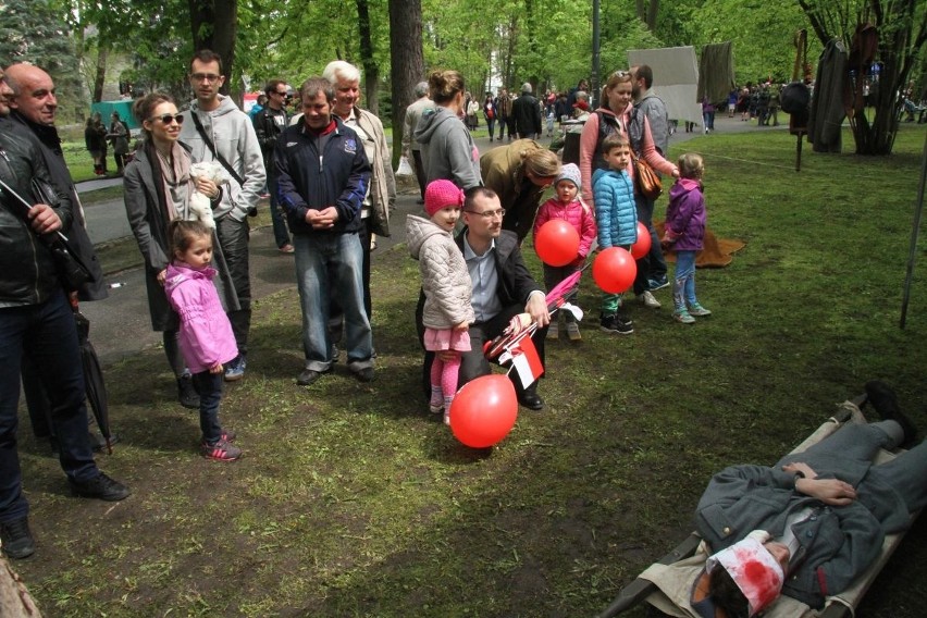 .Nowoczesna rozdawała w Kielcach biało-czerwone flagi
