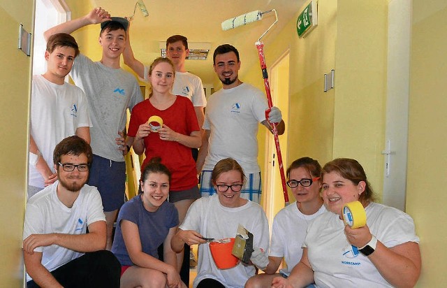 Młodzi budowlańcy po raz drugi przyjechali do Pogotowia Opiekuńczego w Tarnowie. W tym roku chcą dokończyć prace na I piętrze budynku przy ul. Chemicznej, które rozpoczęli w poprzednie wakacje