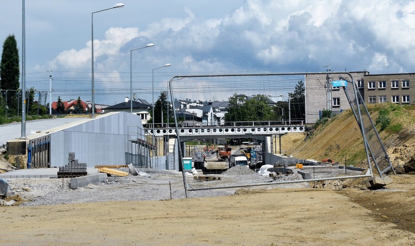 Obecnie przy drodze pod wiaduktem na al. Tarnowskich trwają...