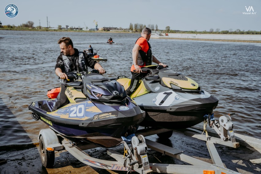Polski Dakar na wodzie zawitał na Pomorze. Motorowodniacy z dziećmi w Mechelinkach. Płyniemy Polsko już za półmetkiem