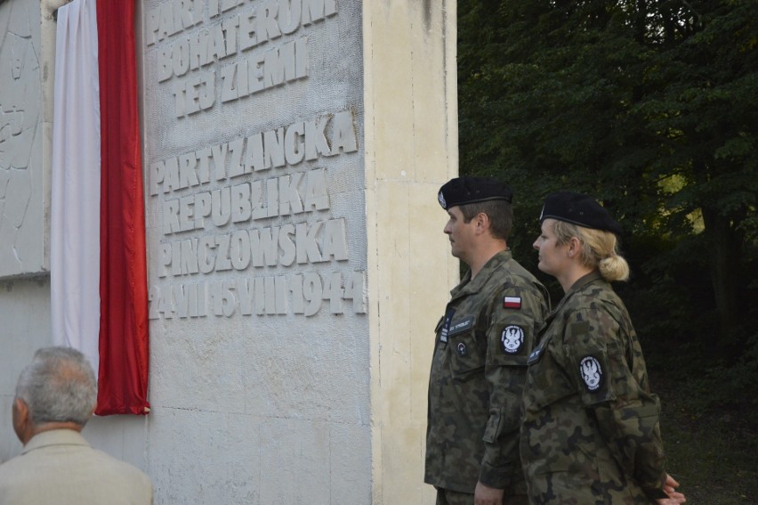 74. rocznica powstania Republiki Pińczowskiej. Wspominano poległych i złożono im hołd pod pomnikiem w Kozubowie [ZDJĘCIA, WIDEO]