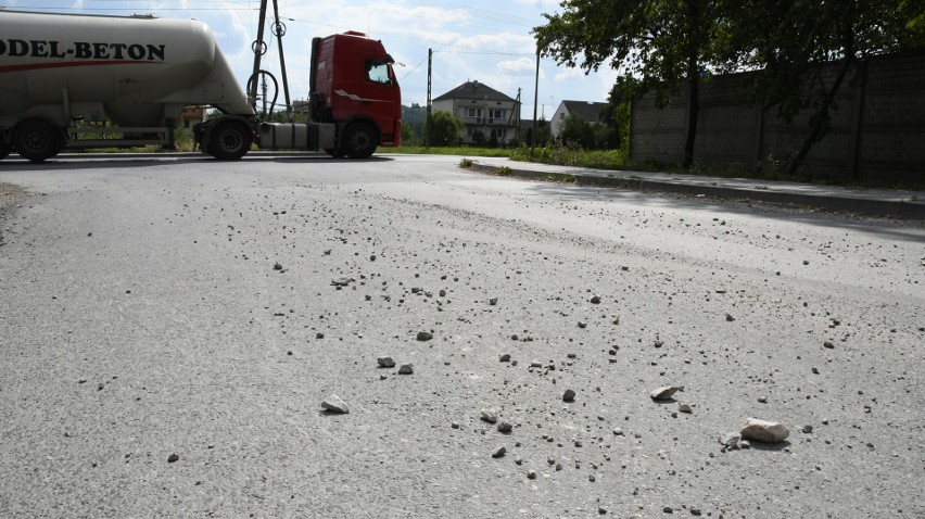 Ciężarówki gubią kamienie na drodze w Bławatkowie. Mieszkańcy skarżą się na kurz, brud i hałasy [WIDEO, ZDJĘCIA]