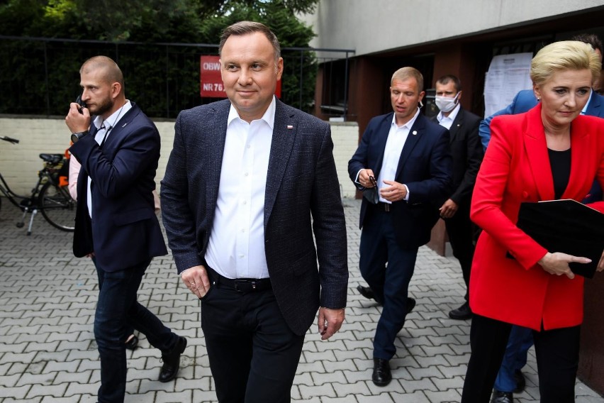 Prezydent Andrzej Duda głosujący w Krakowie