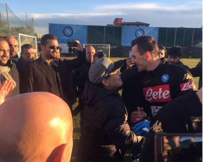 Liga włoska. Maradona na treningu Napoli. Milik wyściskał się z "Boskim Diego"