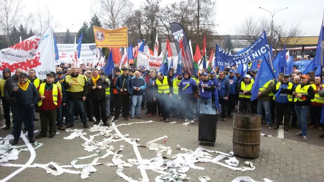 9 marca: protest związkowców przed siedzibą dyrekcji ArcelorMittal Poland w Dąbrowie Górniczej