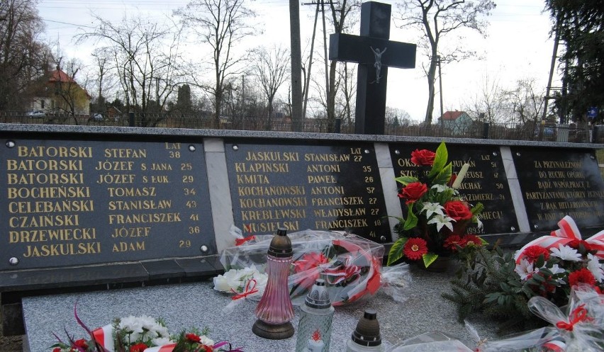 W tej zbiorowej mogile w Kurzelowie pochowano 75 lat temu 19...