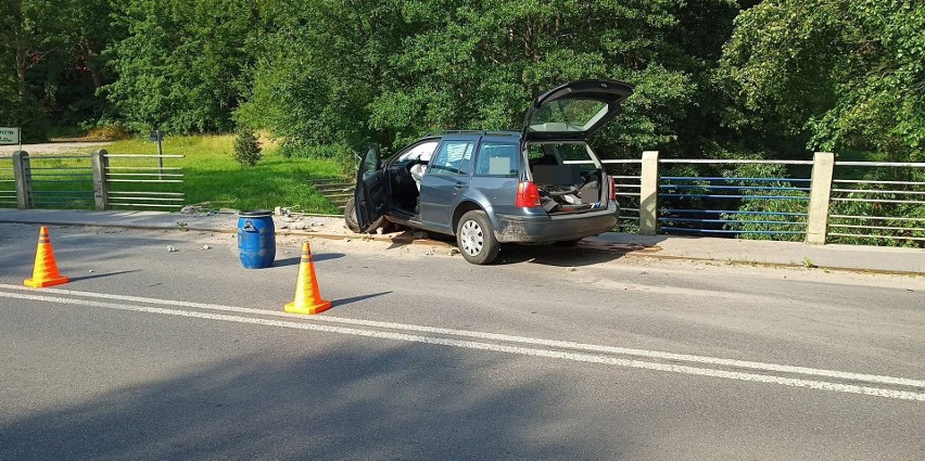 Kolizja w Dębnicy Kaszubskiej. 55-latek stracił panowanie nad autem i uderzył w barierki