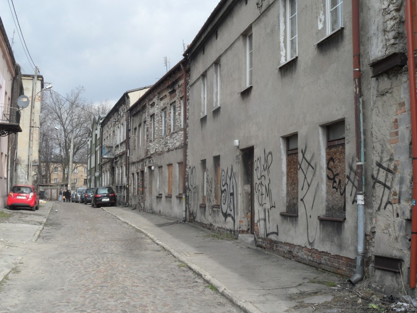 Częstochowskie Stare Miasto to rozpadające się domy, w...