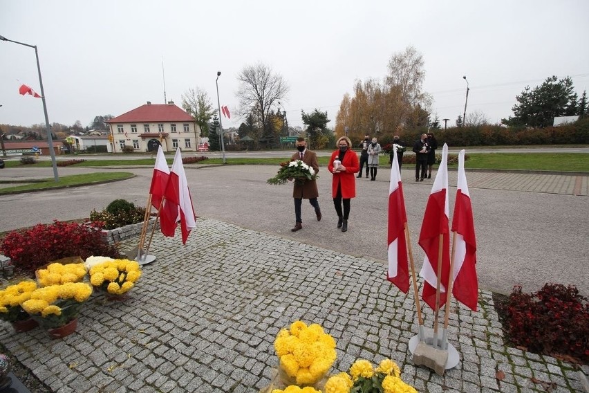 102 rocznica odzyskania przez Polskę niepodległości w Mircu. Pomniki ozdobili chryzantemami (ZDJĘCIA)
