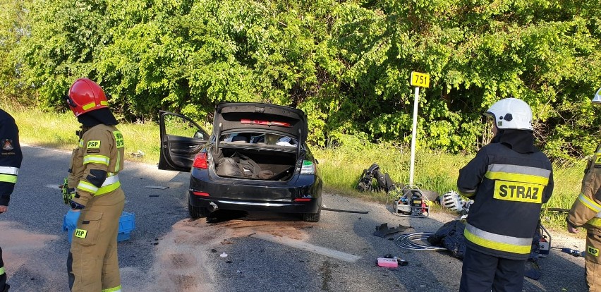 Wypadek na drodze wojewódzkiej. Śmiertelne zderzenie w Dobruchnie w gminie Waśniów. Nie żyje kierowca bmw. Droga jest zablokowana