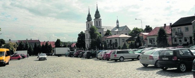 Rynek w Słomnikach z kościołem i częścią parkingową. Ten plac jest w jednym z większych w Polsce. Zajmuje prawie dwa hektary powierzchni.